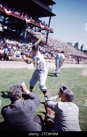 PITTSBURGH, PA - 7 juillet : Harmon Killebrew # 3 de la Ligue américaine de Washington et sénateurs pose pour les photographes avant la 26e MLB All-Star Game entre la Ligue américaine All-Stars contre la Ligue nationale All-Stars le 7 juillet 1959 à Forbes Field à Pittsburgh, en Pennsylvanie. (Photo de Hy Peskin) *** légende locale *** Harmon Killebrew Banque D'Images