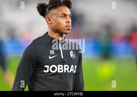 Junior Adamu du SC Freiburg lors de l'échauffement avant le match de l'UEFA Europa League entre West Ham United et le SC Freiburg au London Stadium, Queen Elizabeth Olympic Park, Londres, Angleterre, le 14 décembre 2023. Photo de Phil Hutchinson. Usage éditorial uniquement, licence requise pour un usage commercial. Aucune utilisation dans les Paris, les jeux ou les publications d'un seul club/ligue/joueur. Crédit : UK Sports pics Ltd/Alamy Live News Banque D'Images