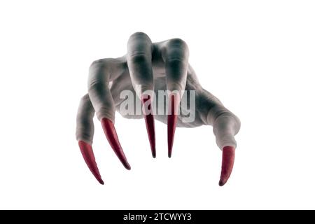 Main de monstre effrayant avec des griffes rouges isolé sur fond blanc avec chemin de découpage Banque D'Images
