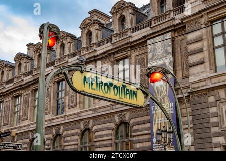Une enceinte conçue par Hector Guimard ou une entrée de tache de métro de Paris style entourage à Louvre - station de métro Rivoli , Paris, France Banque D'Images