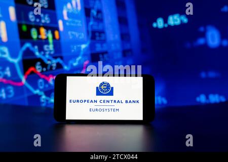 Inde. 14 décembre 2023. Sur cette photo, le logo de la Banque centrale européenne est affiché sur un écran de téléphone portable avec des pourcentages boursiers en arrière-plan. (Photo Idrees Abbas/SOPA Images/Sipa USA) *** strictement à des fins éditoriales *** crédit : SIPA USA/Alamy Live News Banque D'Images