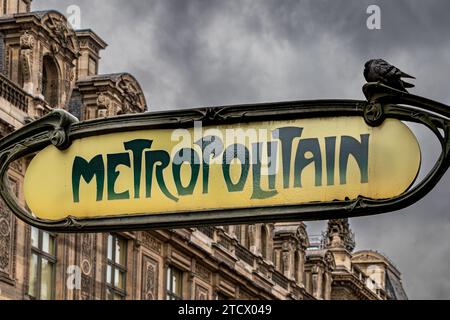 Un Hector Guimard conçu l'entrée de tache du métro Paris à Louvre - station de métro Rivoli , Paris, France Banque D'Images