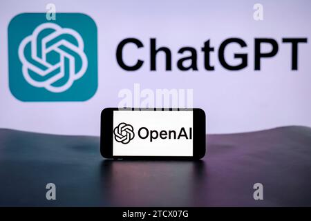 Inde. 14 décembre 2023. Dans cette illustration photo, un logo OpenAI vu affiché sur un écran de téléphone mobile avec le logo ChatGPT en arrière-plan. (Photo Idrees Abbas/SOPA Images/Sipa USA) *** strictement à des fins éditoriales *** crédit : SIPA USA/Alamy Live News Banque D'Images