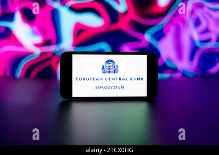 Inde. 14 décembre 2023. Sur cette photo, le logo de la Banque centrale européenne est affiché sur un écran de téléphone portable. (Image de crédit : © Idrees Abbas/SOPA Images via ZUMA Press Wire) USAGE ÉDITORIAL SEULEMENT! Non destiné à UN USAGE commercial ! Banque D'Images