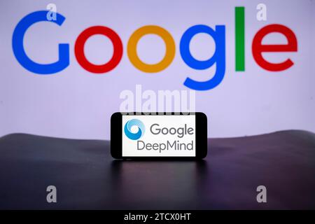 Inde. 14 décembre 2023. Dans cette illustration photo, le logo Google DeepMind vu affiché sur un écran de téléphone mobile avec le logo Google en arrière-plan. (Image de crédit : © Idrees Abbas/SOPA Images via ZUMA Press Wire) USAGE ÉDITORIAL SEULEMENT! Non destiné à UN USAGE commercial ! Banque D'Images