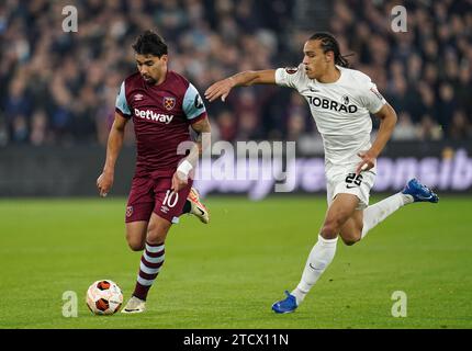 Lucas Paqueta de West Ham United (à gauche) et Kiliann Sildillia de Fribourg se disputent le ballon lors du match de groupe A De l'UEFA Europa League au London Stadium, à Londres. Date de la photo : jeudi 14 décembre 2023. Banque D'Images