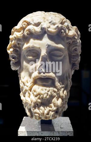 Tête de Divinité (Zeus ou Aesculapius - marbre de Luni , copie d'après l'original grec du IVe siècle av. J.-C. - Museo Centrale Montemartini, Rome, Italie Banque D'Images