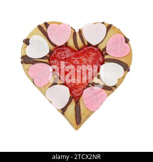 Biscuit en forme de coeur avec confiture de fraise isolé sur fond blanc. Gros plan des biscuits Linzer traditionnels. Banque D'Images