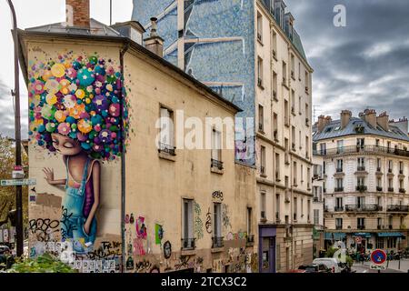 Un bâtiment avec Street art situé sur le Quai de Valmy près du Canal Saint-Martin dans le 10e arrondissement de Paris, France Banque D'Images