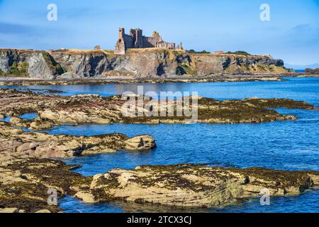 Vue sur les affleurements rocheux de Oxroad Bay jusqu'aux ruines du château de Tantallon sur le promontoire ci-dessus, East Lothian Coast, Écosse, Royaume-Uni Banque D'Images