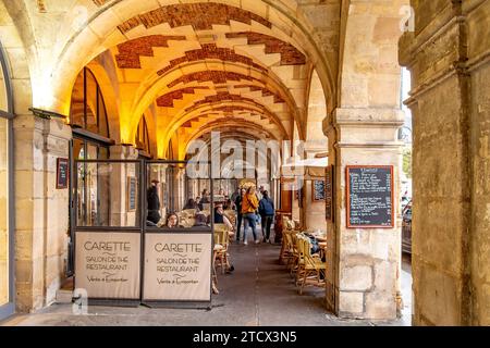 Carette, une pâtisserie et salon de thé situé dans les galeries voûtées de la place des Vosges dans le quartier du Marais à Paris, France Banque D'Images