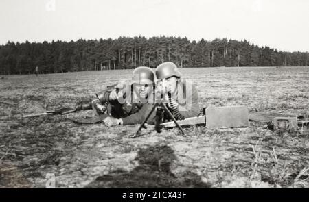 Une équipe d'infanterie allemande MG34 pendant la Seconde Guerre mondiale. Banque D'Images