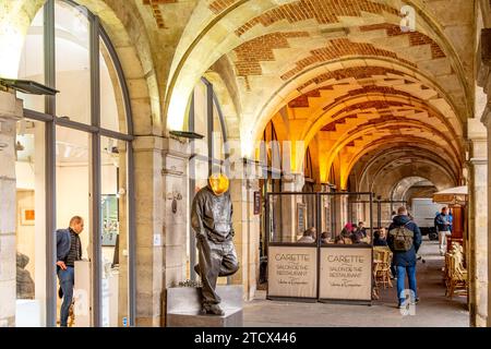 Carette, une pâtisserie et salon de thé situé dans les galeries voûtées de la place des Vosges dans le quartier du Marais à Paris, France Banque D'Images