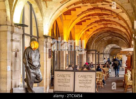 Carette, une pâtisserie et salon de thé situé dans les galeries voûtées de la place des Vosges dans le quartier du Marais à Paris, France Banque D'Images