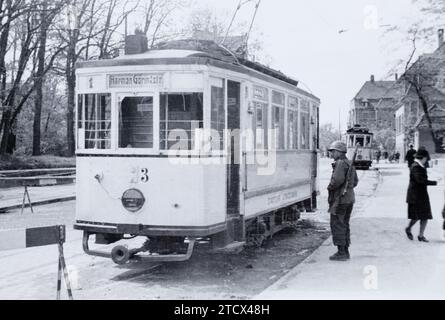 Un soldat américain à côté d'un tram berlinois à Hermann Göring Strasse vers 1945, Banque D'Images