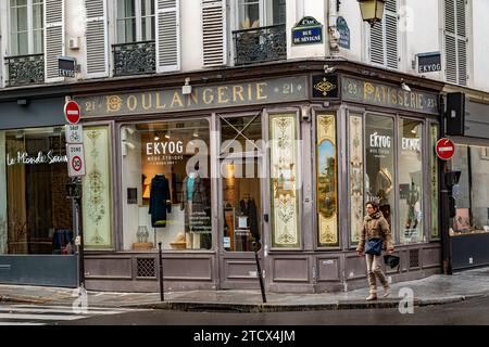 Ekyog, un magasin de vêtements éthiques et durables situé dans un navire boulangerie pâtisserie reconverti rue des Francs Bourgeois dans le Marais, Paris Banque D'Images