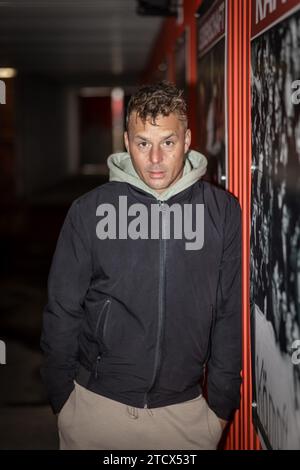 Cottbus, Allemagne. 14 décembre 2023. Le chanteur Alexander Knappe se tient dans le tunnel des joueurs au Stadion der Freundschaft. Crédit : Frank Hammerschmidt/dpa/Alamy Live News Banque D'Images