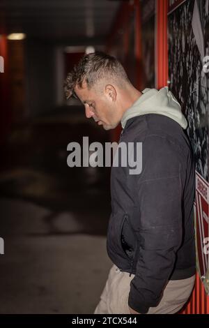 Cottbus, Allemagne. 14 décembre 2023. Le chanteur Alexander Knappe se tient dans le tunnel des joueurs au Stadion der Freundschaft. Crédit : Frank Hammerschmidt/dpa/Alamy Live News Banque D'Images