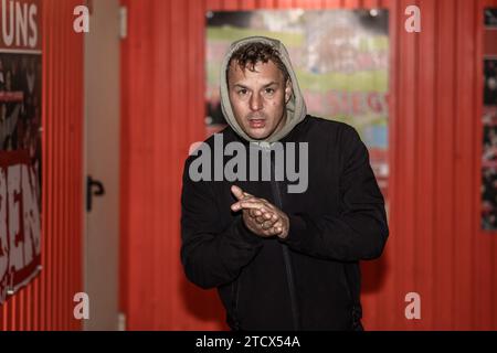 Cottbus, Allemagne. 14 décembre 2023. Le chanteur Alexander Knappe se tient dans le tunnel des joueurs au Stadion der Freundschaft. Crédit : Frank Hammerschmidt/dpa/Alamy Live News Banque D'Images