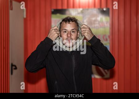 Cottbus, Allemagne. 14 décembre 2023. Le chanteur Alexander Knappe se tient dans le tunnel des joueurs au Stadion der Freundschaft. Crédit : Frank Hammerschmidt/dpa/Alamy Live News Banque D'Images