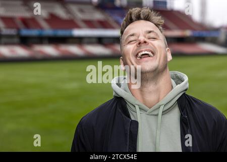 Cottbus, Allemagne. 14 décembre 2023. Le chanteur Alexander Knappe se tient en marge du Stadion der Freundschaft. Crédit : Frank Hammerschmidt/dpa/Alamy Live News Banque D'Images