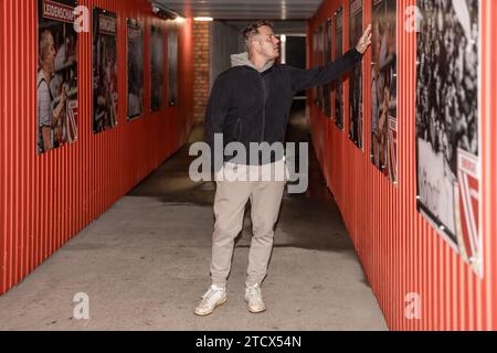 Cottbus, Allemagne. 14 décembre 2023. Le chanteur Alexander Knappe se tient dans le tunnel des joueurs au Stadion der Freundschaft. Crédit : Frank Hammerschmidt/dpa/Alamy Live News Banque D'Images