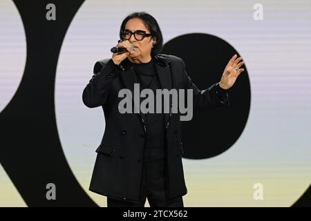 Renato Zero interprète le programme spécial Rai Rischiatutto 70 pour les 70 ans de la radio et de la télévision italiennes dans les studios Fabrizio Frizzi. Banque D'Images