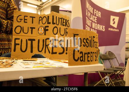 Les militants étudiants ciblent le salon des carrières d’Exeter car des entreprises de combustibles fossiles et des développeurs tels que large Diameter Drilling HS2 sont invités à l’événement Banque D'Images