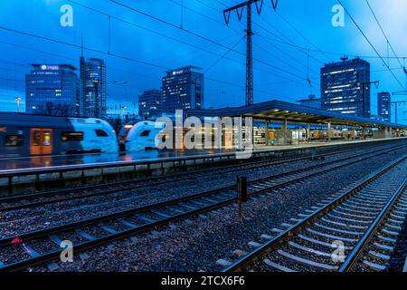 Train RRX, express régional, Rhin-Ruhr-Express, trafic ferroviaire, horizon du centre-ville, gare principale d'Essen, NRW, Allemagne, Banque D'Images