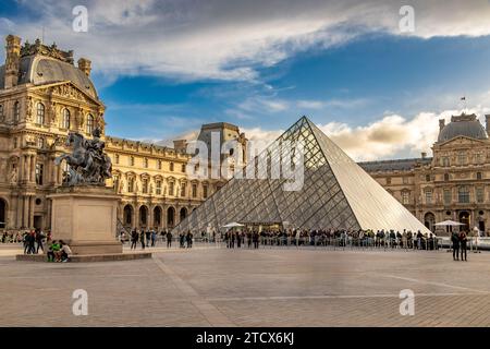 La pyramide du Louvre est une grande structure de verre et de métal la pyramide et sert d'entrée principale au Musée du Louvre à Paris, France Banque D'Images