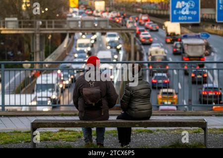 Embouteillage sur l'autoroute A40, passage de la ville, jonction Essen-Huttrop, embouteillage dans les deux sens, 2 personnes regardant l'embouteillage, à la Ruh Banque D'Images