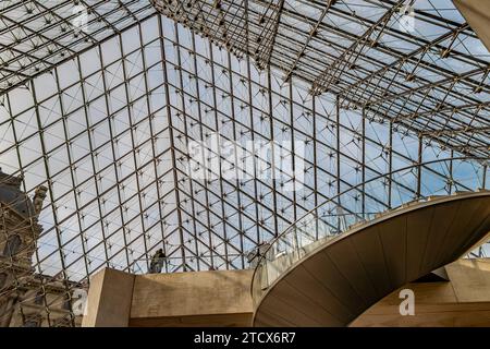 Vue de l'intérieur du musée du Louvre avec la pyramide de verre et d'acier au-dessus de l'entrée principale, Paris, France Banque D'Images