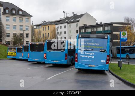 Parking bus, pendant les pauses, au-dessus de la gare routière centrale, bus WSW, à la gare principale, Wuppertal, NRW, Allemagne Banque D'Images