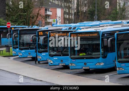 Panneau publicitaire pour bus WSW, pour les nouveaux conducteurs de bus, parking pour bus, pendant les pauses, au-dessus de la gare routière centrale, bus WSW, à la gare ferroviaire principale Banque D'Images