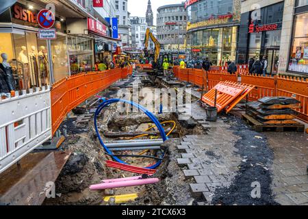 Chantier de construction dans le centre-ville de Wuppertal, pose de nouvelles canalisations, diverses lignes d'approvisionnement exposées, rue Alte Freiheit, NRW, Allemagne Banque D'Images