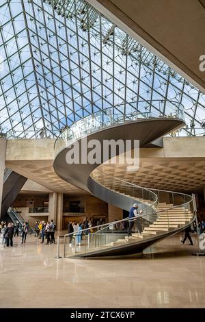 Vue de l'intérieur du musée du Louvre avec la pyramide de verre et d'acier au-dessus de l'entrée principale, Paris, France Banque D'Images