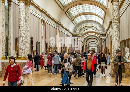 La 'Grande Galerie' dans l'aile Denon du Louvre qui abrite l'extraordinaire collection de peintures italiennes du Musée du Louvre, Paris, France Banque D'Images