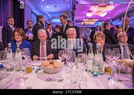 Le 14 décembre 2023, le président allemand Frank-Walter Steinmeier et l'ambassadeur israélien Ron Prosor se sont unis contre l'antisémitisme. Steinmeier a prononcé un discours convaincant lors de la Journée de la communauté juive à Berlin, condamnant fermement les récents actes d'antisémitisme en Allemagne. Il a assuré la communauté juive de son soutien indéfectible, soulignant que l'Allemagne resterait un foyer pour les Juifs et que toute forme d'antisémitisme serait combattue vigoureusement. Les remarques de Steinmeier interviennent dans le sillage d'une augmentation inquiétante des incidents antisémites, y compris le harcèlement et les tentatives d'attaques sur des sites juifs, followi Banque D'Images