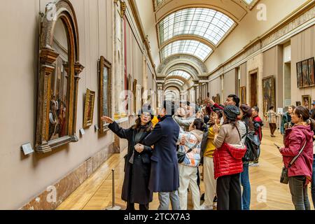 La 'Grande Galerie' dans l'aile Denon du Louvre qui abrite l'extraordinaire collection de peintures italiennes du Musée du Louvre, Paris, France Banque D'Images