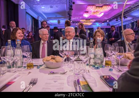 Berlin, Allemagne. 14 décembre 2023. Le 14 décembre 2023, le président allemand Frank-Walter Steinmeier et l'ambassadeur israélien Ron Prosor se sont unis contre l'antisémitisme. Steinmeier a prononcé un discours convaincant lors de la Journée de la communauté juive à Berlin, condamnant fermement les récents actes d'antisémitisme en Allemagne. Il a assuré la communauté juive de son soutien indéfectible, soulignant que l'Allemagne resterait un foyer pour les Juifs et que toute forme d'antisémitisme serait combattue vigoureusement. Les remarques de Steinmeier font suite à une augmentation inquiétante des incidents antisémites, y compris le harcèlement et les tentatives Banque D'Images