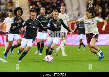 Munich, Allemagne. 14 décembre 2023. Munich, Allemagne, le 14 décembre 2023 : Rosa van Gool (21 Ajax Amsterdam), Milicia Keijzer (18 Ajax Amsterdam) et Jovana Damnjanovic (9 FC Bayern Munich) lors du match de la phase de groupes de la Ligue des champions de l'UEFA entre le FC Bayern Munich et l'Ajax Amsterdam au FC Bayern Campus de Munich, Allemagne. (Sven Beyrich/SPP) crédit : SPP Sport Press photo. /Alamy Live News Banque D'Images