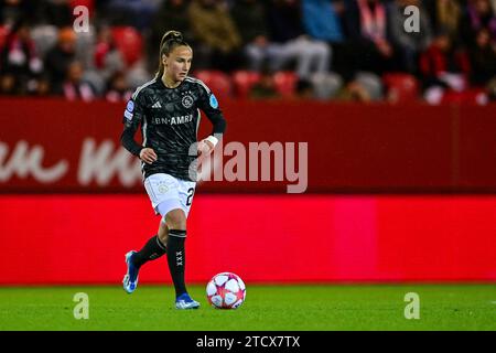 Rosa VAN GOOL (Ajax, 21) Am ball, Freisteller, Ganzkörper, Einzelbild, Aktion, action, 14.12.2023, München (Deutschland), Fussball, UEFA Womens Champions League, Gruppe C, FC Bayern München - Ajax Amsterdam crédit : dpa Picture alliance/Alamy Live News Banque D'Images