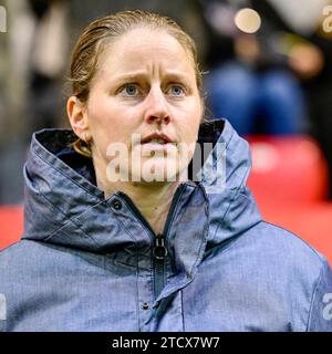 Trainerin Suzanne BAKKER (entraîneur principal, entraîneur, Ajax) Porträt, Portrait, Einzelbild, Aktion, action, 14.12.2023, München (Deutschland), Fussball, UEFA Womens Champions League, Gruppe C, FC Bayern München - Ajax Amsterdam crédit : dpa Picture alliance/Alamy Live News Banque D'Images
