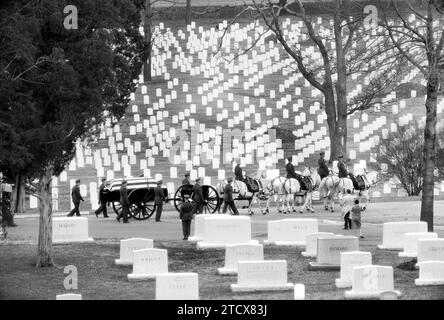 Cercueil drapé de drapeau porté par un caisson tiré par des chevaux lors d'un enterrement, cimetière national d'Arlington, Arlington, Virginie, États-Unis Thomas J. O'Halloran, U.S. News & World Report Magazine Photography Collection, 6 mars 1959 Banque D'Images