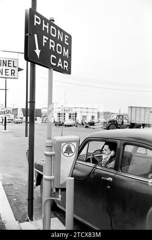 Homme en voiture utilisant un téléphone drive-in, route 40, nord de Baltimore, Maryland, USA, Warren K. Leffler, U.S. News & World Report Magazine Photography Collection, 1 décembre 1959 Banque D'Images