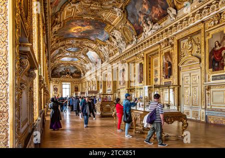 La superbe Galerie d'Apollon à l'intérieur du Musée du Louvre, les principales attractions de la galerie sont les pièces restantes des joyaux de la Couronne française, Paris Banque D'Images