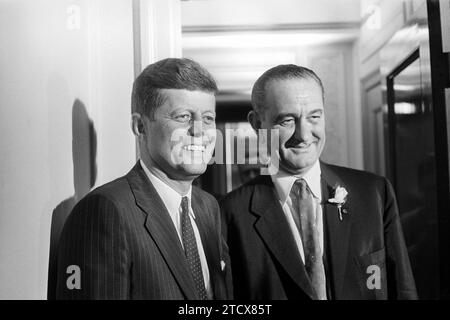 Le sénateur américain John F. Kennedy, candidat à la présidence américaine, avec le sénateur américain Lyndon Johnson, à l'extérieur de la suite de Kennedy à l'hôtel Biltmore, après que Johnson ait été nommé candidat vice-président, Convention nationale démocrate, Los Angeles, Californie, U.S. News & World Report Magazine Photography Collection, 14 juillet 1960 Banque D'Images