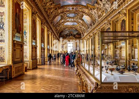 La superbe Galerie d'Apollon à l'intérieur du Musée du Louvre, les principales attractions de la galerie sont les pièces restantes des joyaux de la Couronne française, Paris Banque D'Images