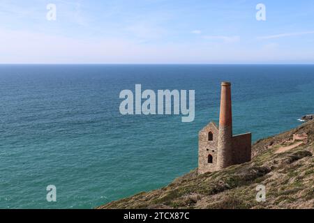 Wheal Coates Tin mine Ruins, Cornwall, surplombant une mer bleu foncé turquoise au soleil Banque D'Images