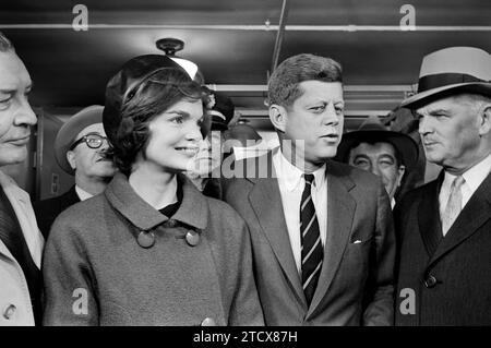 Sénateur américain et candidat démocrate pour le président américain John F. Kennedy avec sa femme Jacqueline Kennedy, votant à la bibliothèque publique, Boston, Massachusetts, États-Unis, Marion S. Trikosko, U.S. News & World Report Magazine Photography Collection, 8 novembre 1960 Banque D'Images